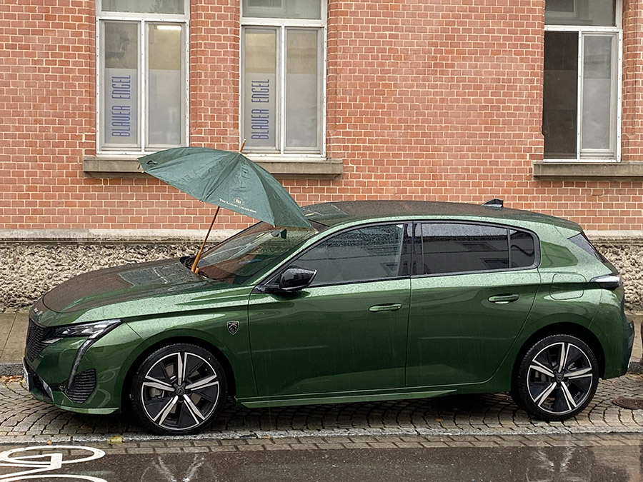 Ton in Ton beim Vergnügungstrip im Regen. Wenn schon Regen, dann mit Stil. 2023 Peugeot 308 GT Hybrid 06